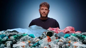 Presentator Emil voor blauwe muur met voor zich beelden van plastic afval.
