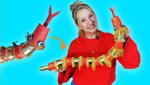 Foto van presentatrice Rosalie met geknutselde slang.