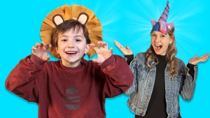 Foto van presentatrice Rosalie en kind met zelfgeknutselde dierenhaarbanden met leeuw en eenhoorn.