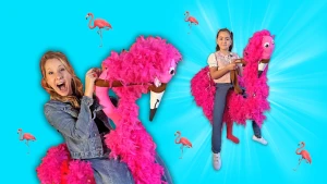 Foto van presentatrice Rosalie op een zelfgeknutselde knalroze flamingo.