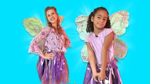 Foto van presentatrice Rosalie en meisje in zelfgemaakte feeenvleugels.