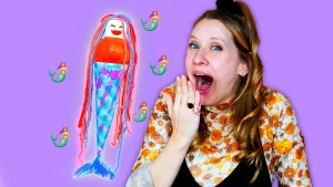 Foto van presentatrice Rosalie naast zelfgeknutselde zeemeermintraktatie.