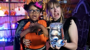 Foto van presentatrice Rosalie met meisje en een pot vol ogen.