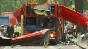 Foto van een Londense dubbeldekkerbus waarvan het dak is weggeblazen door een bomaanslag.