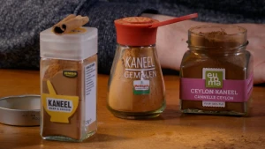 Een foto van 3 verschillende potjes kaneel op een tafel.