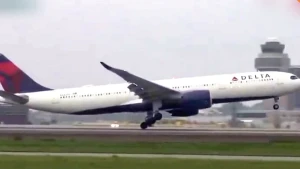 Foto van een passagiersvliegtuig dat landt op een vliegveld.