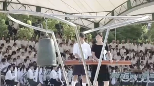 foto van een herdenkingsceremonie in Japan met een Japanse gong.