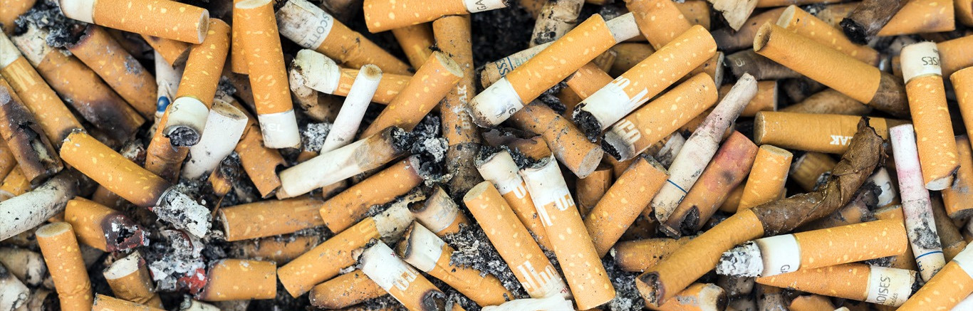 Foto van uitgedrukte sigarettenpeuken.