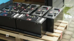 Een foto van een pallet met 7 zwarte lithium accu's.
