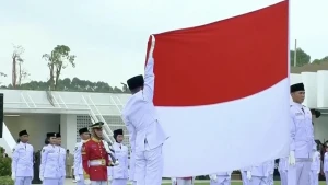 Foto van onafhankelijkheidsceremonie met de Indonesische vlag.