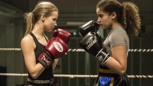 Twee meisjes met bokshandschoenen staan tegenover elkaar in de boksring.