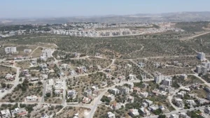 Luchtfoto van de Westelijke Jordaanoever met daarop nederzettingen