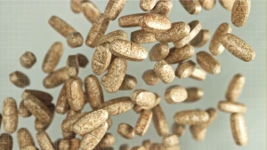 Een foto van voedingssupplementen, pillen in een beige kleur in verschillende vormen.