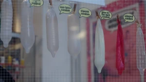 Foto van condooms aan waslijn.