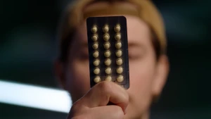 Foto van Sjamadriaan met pilstrip voor zijn gezicht.