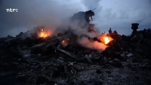 Beelden van vlak na het neerstorten van de vlucht. Je ziet wrakstukken in brand staan.