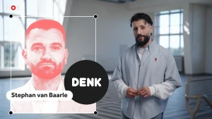 Een foto van presentator Devran naast een foto van Stephan van Baarle, lijsttrekker van politieke partij DENK. Bij de foto staat het logo van de partij DENK, de letters DENK in een rond lettertype.