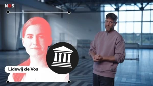 Een foto van presentator Emil naast een foto van Lidewij de Vos, lijsttrekker bij de politieke partij Forum voor Democratie. Bij haar foto staat het logo van de partij, een Griekse tempel met zuilen.