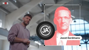 Een foto van presentator Emil naast een foto van lijsttrekker Joost Eerdmans van politieke partij JA21. Bij de foto staat het logo van de partij, JA21 uitgeschreven met een cirkel er omheen.