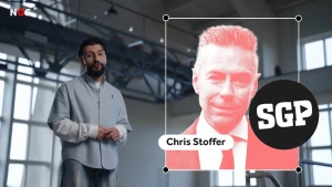 Een foto van presentator Devran naast een foto van Chris Stoffer, lijsttrekker van de politieke partij SGP. Het logo van de partij, bestaande uit de letters SGP met een pijltje vooruit, staat bij de foto.