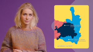 Foto van presentator Janouk naast een kaart van Jeruzalem na 1948. 