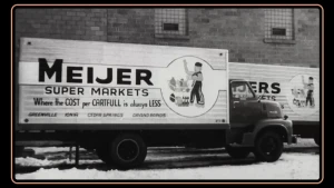 Een zwart-wit foto van een vrachtwagen waarop staat Meijer Super markets.