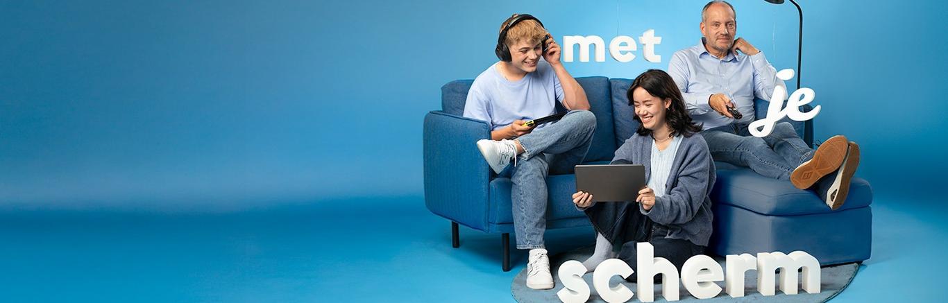 Foto van gezin met schermpjes op de bank, voorzien van de tekst 'gezond met je scherm'.