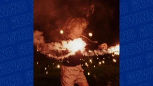 Beeld van kind dat sterretjes afsteekt in het donker.