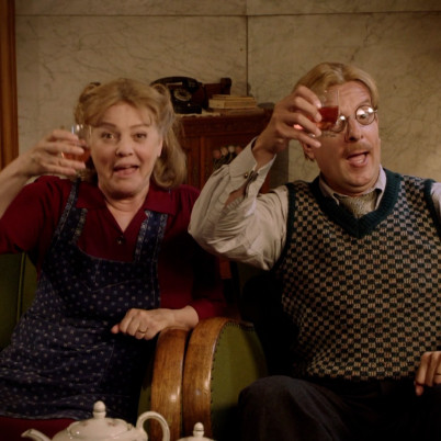 Foto van Amsterdams echtpaar Maarten en Trui die proosten op 750 jaar Amsterdam.