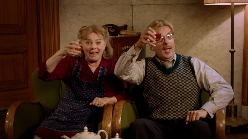 Foto van Amsterdams echtpaar Maarten en Trui die proosten op 750 jaar Amsterdam.