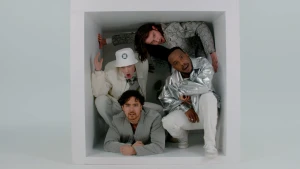 Foto van vier jongens in witte en zilveren kleding die in een wit vierkant zijn gepropt, om te symboliseren dat hokjesdenken beperkend is.