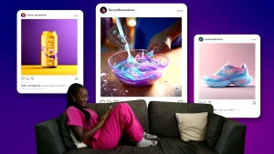 Een foto van presentator Tirsa die op de bank zit, ze kijkt op haar telefoon. Achter haar is geprojecteerd wat ze op haar telefoon ziet: social media-berichten over energiedrankjes, sportschoenen en meer.