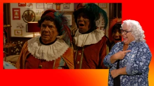 Pieten kijken verrast in het Pietenhuis. Naast het scherm staat de gebarentolk.