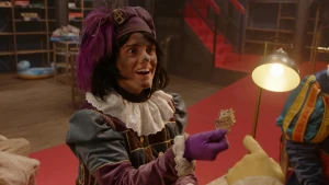 Piet staat met een puzzelstukje in de hand.