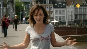 Foto van presentator op plein in Amsterdam.