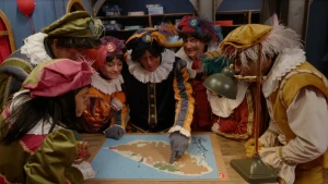 Pietje Paniek puzzelt samen met andere pieten.