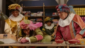 Pieten zijn aan het puzzelen in het Pakjesruim