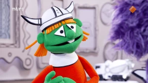 Groene Pop met een vikinghelm op zijn hoofd staat in het museum van gewone dingen