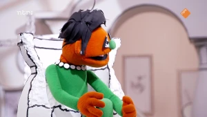 Pop in een slaapzak in het museum van gewone dingen.