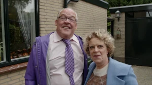 Jan en Helma boel staan in hun tuin.