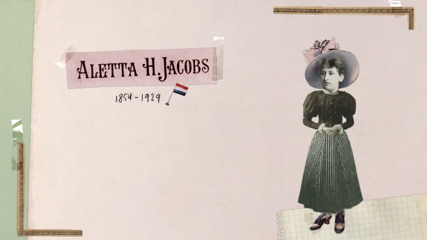 Scrapbook met de naam van Aletta H. Jacobs en een zwartwitfoto van haar, gekleed in rok, pofblouse en met grote hoed.