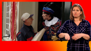 Hoofdpiet staat in de deuropening, voor de deur staat de postbode met een pakketje. Naast het scherm staat de gebarentolk.
