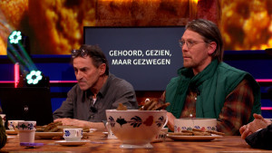 Carlos en Jaap zitten aan tafel bij Speculasies.