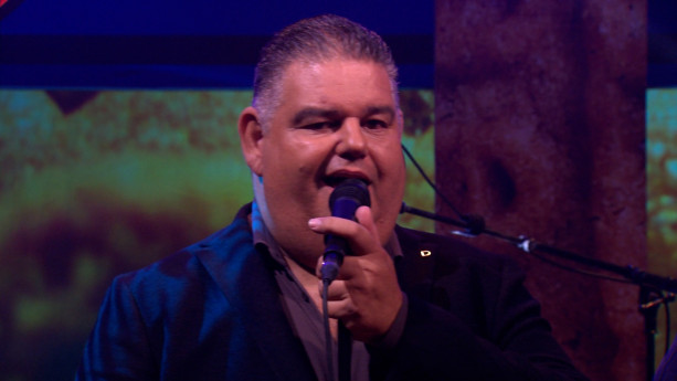 Django zingt op het podium van Speculasies.