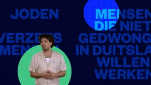 Grafisch beeld van tekst over de oorlog met een zoeklicht op de tekst als symbool voor nazi's die jagen op joden en andere onderduikers. Presentator Soy Kroon staat er in het klein voor in een groene cirkel.
