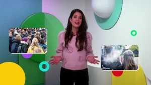 Foto van presentatrice Milou voor Jeugdjournaal decor met beelden van het nieuws van vandaag: mensen die een bepaalde naam hebben en kinderen die vapen.