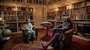 Oona praat met dragqueen Eurodice.