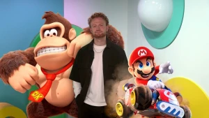 Een foto van presentator Sil tussen Donkey Kong en Mario.