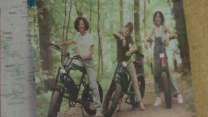 Een foto van 3 kinderen op een fatbike, ze staan bij hun fietsen in het bos. Het is een foto die op een prikbord hangt.