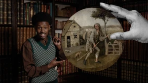 Foto van presentator voor ouderwetse boekenkast. Hij wijst naar een afbeelding die in beeld wordt geschoven van een koopman met een tas op zijn rug.